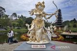 Wisatawan berfoto di area Taman Lembah Dewata, Lembang, Kabupaten Bandung Barat, Jawa Barat, Minggu (1/6/2025). Dinas Pariwisata dan Kebudayaan Kabupaten Bandung Barat mencatat jumlah kunjungan wisatawan ke objek wisata di daerah tersebut pada periode Januari-Mei 2025 mencapai 1.311.579 orang. ANTARA FOTO/Abdan Syakura/agr