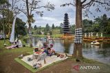 Wisatawan bersantai di area Taman Lembah Dewata, Lembang, Kabupaten Bandung Barat, Jawa Barat, Minggu (1/6/2025). Dinas Pariwisata dan Kebudayaan Kabupaten Bandung Barat mencatat jumlah kunjungan wisatawan ke objek wisata di daerah tersebut pada periode Januari-Mei 2025 mencapai 1.311.579 orang. ANTARA FOTO/Abdan Syakura/agr