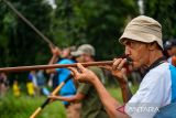 Peserta mengikuti lomba sumpitan dalam kompetisi olahraga masyarakat di Monumen Perjuangan, Bandung, Jawa Barat, Minggu (1/6/2025). Komite Olahraga Rekreasi Masyarakat Indonesia (KORMI) Jawa Barat bekerja sama dengan FC Mobile menggelar kompetisi olahraga masyarakat yang diikuti oleh peserta dari berbagai kota di Jawa Barat dengan lima cabang olahraga untuk menciptakan ruang inklusif bagi komunitas, pegiat olahraga, hingga pelestari budaya untuk berinteraksi dan bersinergi. ANTARA FOTO/Raisan Al Farisi/agr