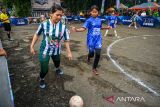 Peserta mengikuti lomba Street Soccer dalam kompetisi olahraga masyarakat di Monumen Perjuangan, Bandung, Jawa Barat, Minggu (1/6/2025). Komite Olahraga Rekreasi Masyarakat Indonesia (KORMI) Jawa Barat bekerja sama dengan FC Mobile menggelar kompetisi olahraga masyarakat yang diikuti oleh peserta dari berbagai kota di Jawa Barat dengan lima cabang olahraga untuk menciptakan ruang inklusif bagi komunitas, pegiat olahraga, hingga pelestari budaya untuk berinteraksi dan bersinergi. ANTARA FOTO/Raisan Al Farisi/agr