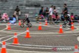 Peserta mengikuti lomba (Push Bike) dalam kompetisi olahraga masyarakat di Monumen Perjuangan, Bandung, Jawa Barat, Minggu (1/6/2025). Komite Olahraga Rekreasi Masyarakat Indonesia (KORMI) Jawa Barat bekerja sama dengan FC Mobile menggelar kompetisi olahraga masyarakat yang diikuti oleh peserta dari berbagai kota di Jawa Barat dengan lima cabang olahraga untuk menciptakan ruang inklusif bagi komunitas, pegiat olahraga, hingga pelestari budaya untuk berinteraksi dan bersinergi. ANTARA FOTO/Raisan Al Farisi/agr