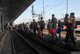 Sejumlah penumpang berjalan menuju gerbong kereta api di Stasiun Surabaya Pasar Turi, Surabaya, Jawa Timur, Minggu (1/6/2025). PT Kereta Api Indonesia (Persero) Daerah Operasi 8 Surabaya mencatat sampai pukul 10.00 WIB Minggu (1/6) sebanyak 37.128 penumpang yang turun maupun berangkat dari berbagai stasiun di wilayah kerjanya, sedangkan jumlah penumpang selama masa libur panjang hari Kenaikan Yesus Kristus (28 Mei sampai 1 Juni 2025) pihaknya telah melayani 174.654 penumpang dengan rincian 88.682 penumpang berangkat dan 85.972 penumpang turun. ANTARA Jatim/Didik Suhartono/mas.