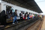 Sejumlah penumpang berjalan menuju gerbong kereta api di Stasiun Surabaya Pasar Turi, Surabaya, Jawa Timur, Minggu (1/6/2025). PT Kereta Api Indonesia (Persero) Daerah Operasi 8 Surabaya mencatat sampai pukul 10.00 WIB Minggu (1/6) sebanyak 37.128 penumpang yang turun maupun berangkat dari berbagai stasiun di wilayah kerjanya, sedangkan jumlah penumpang selama masa libur panjang hari Kenaikan Yesus Kristus (28 Mei sampai 1 Juni 2025) pihaknya telah melayani 174.654 penumpang dengan rincian 88.682 penumpang berangkat dan 85.972 penumpang turun. ANTARA Jatim/Didik Suhartono/mas.