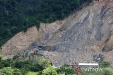 Mobil truk mengangkut material tanah dan batu di lokasi di  okasi penambangan galian C di kawasan perbukitan desa Lampisang, kabupaten Aceh Besar, Aceh, Minggu (1/6/2025). Aktivitas penambangan galian C yang sudah berlangsung belasan tahun  di kawasan perbukitan  itu semakin meluas dan berpotensi terjadi bencana longsor dan kerusakan lingkungan yang berdampak pada lahan pertanian warga setempat. ANTARA FOTO/Ampelsa.