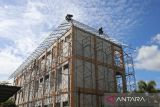 Pekerja menyelesaikan pemasangan atap bangunan saat renovasi gedung bertingkat untuk Sekolah Rakyat di komplek Sekolah Unggul Ali Hasjmy, kabupaten Aceh Besar, Aceh, Minggu (1/6/2025). Kementerian Sosial (Kemensos) memproyeksikan sebanyak 100.000 anak dari keluarga miskin dan miskin ektrem  akan menjalani kegiatan belajar menyusul dibukanya sebanyak 100 Sekolah Rakyat  pada tahun ajaran baru Juli 2025 dengan kuota 1.000 siswa per Sekolah Rakyat. ANTARA FOTO/Ampelsa.