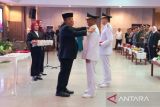 Gubernur Provinsi Kepulauan Bangka Belitung, Hidayat Arsani melantik Markus dan Yus Derahman sebagai Bupati dan Wakil Bupati Bangka Barat periode 2025–2030 di di Ruang Rapat Pasir Padi Lantai III, Kantor Gubernur Babel, Pangkalpinang, Senin (2/6/2025). ANTARA/Elza Elvia 