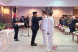 Gubernur Provinsi Kepulauan Bangka Belitung, Hidayat Arsani melantik Markus dan Yus Derahman sebagai Bupati dan Wakil Bupati Bangka Barat periode 2025–2030 di di Ruang Rapat Pasir Padi Lantai III, Kantor Gubernur Babel, Pangkalpinang, Senin (2/6/2025). ANTARA/Elza Elvia 
