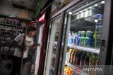 Warga membeli minuman di sebuah toko grosir di Pasar Simpang Dago, Bandung, Jawa Barat, Senin (2/6/2025). Badan Pusat Statistik Provinsi Jawa Barat mencatat pada Mei 2025 terjadi inflasi y-on-y sebesar 1,47 persen dengan Indeks Harga Konsumen (IHK) sebesar 108,38 yang terjadi karena adanya peningkatan harga kelompok harga makanan, minuman dan tembakau sebesar 0,90 persen, kelompok pakaian dan alas kaki sebesar 0,93 persen, kelompok perumahan, air, listrik, dan bahan bakar rumah tangga sebesar 0,54 persen. ANTARA FOTO/Raisan Al Farisi/agr
