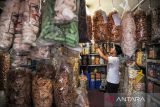 Warga membeli makanan di sebuah toko grosir di Pasar Simpang Dago, Bandung, Jawa Barat, Senin (2/6/2025). Badan Pusat Statistik Provinsi Jawa Barat mencatat pada Mei 2025 terjadi inflasi y-on-y sebesar 1,47 persen dengan Indeks Harga Konsumen (IHK) sebesar 108,38 yang terjadi karena adanya peningkatan harga kelompok harga makanan, minuman dan tembakau sebesar 0,90 persen, kelompok pakaian dan alas kaki sebesar 0,93 persen, kelompok perumahan, air, listrik, dan bahan bakar rumah tangga sebesar 0,54 persen. ANTARA FOTO/Raisan Al Farisi/agr
