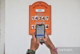 Warga mengisi token listrik di kawasan Sadang Hegar, Bandung, Jawa Barat, Senin (2/6/2025). Badan Pusat Statistik Provinsi Jawa Barat mencatat pada Mei 2025 terjadi inflasi y-on-y sebesar 1,47 persen dengan Indeks Harga Konsumen (IHK) sebesar 108,38 yang terjadi karena adanya peningkatan harga kelompok harga makanan, minuman dan tembakau sebesar 0,90 persen, kelompok pakaian dan alas kaki sebesar 0,93 persen, kelompok perumahan, air, listrik, dan bahan bakar rumah tangga sebesar 0,54 persen. ANTARA FOTO/Raisan Al Farisi/agr
