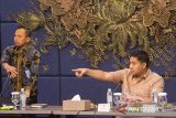 Menteri Perumahan dan Kawasan Permukiman (PKP) Maruarar Sirait (kanan) didampingi Dirut Bank BJB Yusuf Saadudin (kiri) memberikan arahan saat pembahasan optimalisasi Program KPR Sejahtera FLPP di Kantor Menara Bank BJB, Bandung, Jawa Barat, Senin (2/6/2025). Menteri PKP Maruarar Sirait mendorong Bank BJB untuk meningkatkan target penyaluran dan serapan KPR Sejahtera FLPP untuk masyarakat berpenghasilan rendah di Jawa Barat sebesar 30 ribu unit dari kuota sekitar 105 ribu unit rumah subsidi se-Jawa Barat. ANTARA FOTO/Novrian Arbi/agr
