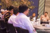 Menteri Perumahan dan Kawasan Permukiman (PKP) Maruarar Sirait (kanan) didampingi Dirut Bank BJB Yusuf Saadudin (kedua kanan) memberikan arahan saat pembahasan optimalisasi Program KPR Sejahtera FLPP di Kantor Menara Bank BJB, Bandung, Jawa Barat, Senin (2/6/2025). Menteri PKP Maruarar Sirait mendorong Bank BJB untuk meningkatkan target penyaluran dan serapan KPR Sejahtera FLPP untuk masyarakat berpenghasilan rendah di Jawa Barat sebesar 30 ribu unit dari kuota sekitar 105 ribu unit rumah subsidi se-Jawa Barat. ANTARA FOTO/Novrian Arbi/agr
