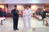 Gubernur Provinsi Kepulauan Bangka Belitung, Hidayat Arsani melantik Markus dan Yus Derahman sebagai Bupati dan Wakil Bupati Bangka Barat periode 2025–2030 di di Ruang Rapat Pasir Padi Lantai III, Kantor Gubernur Babel, Pangkalpinang, Senin (2/6/2025). ANTARA/Elza Elvia 