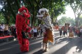 Sejumlah warga keturunan Tionghoa menampilkan kesenian barongsai saat Karnaval Pancasila di Denpasar, Bali, Minggu (1/6/2025). Karnaval Pancasila diikuti puluhan peserta dari berbagai paguyuban tersebut digelar untuk memperingati Hari Lahir Pancasila dan memperkuat toleransi dalam menjaga keberagaman. ANTARA FOTO/Nyoman Hendra Wibowo/wsj.