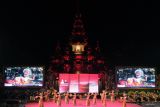 Sejumlah mahasiswa menampilkan tari Selat Segara saat pembukaan Bulan Bung Karno ke-7 di Taman Werdhi Budaya Art Centre, Denpasar, Bali, Minggu (1/6/2025). Kegiatan yang mengusung tema Prana Jagat Kerthi: Mahakarya Bung Karno Simbol Keharmonisan Alam Semesta tersebut digelar sebagai wujud hormat dan bakti bersama kepada Presiden Pertama Indonesia itu sekaligus mengajak pelajar dan masyarakat untuk jangan sekali-kali meninggalkan sejarah. ANTARA FOTO/Nyoman Hendra Wibowo/wsj.