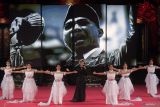 Sejumlah seniman menampilkan tari kontemporer saat pembukaan Bulan Bung Karno ke-7 di Taman Werdhi Budaya Art Centre, Denpasar, Bali, Minggu (1/6/2025). Kegiatan yang mengusung tema Prana Jagat Kerthi: Mahakarya Bung Karno Simbol Keharmonisan Alam Semesta tersebut digelar sebagai wujud hormat dan bakti bersama kepada Presiden Pertama Indonesia itu sekaligus mengajak pelajar dan masyarakat untuk jangan sekali-kali meninggalkan sejarah. ANTARA FOTO/Nyoman Hendra Wibowo/wsj.