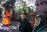 Himpunan Mahasiswa Islam Sidoarjo memakai topeng dan membakar ban saat menggelar unjukrasa di depan Pendopo Delta Wibawa, Sidoarjo, Jawa Timur, Selasa (3/6/2025). Mereka menuntut janji politik Bupati Sidoarjo Subandi dan Wakil Bupati Mimik Idayana dalam 100 hari kerja. Antara Jatim/Umarul Faruq