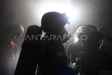 Relawan pemadam kebakaran mengenakan alat pelindung diri (APD) saat melakukan pembasahan saat terjadinya kebakaran di Big Mall Samarinda, Kalimantan Timur, Selasa (3/6/2025) dini hari. Menurut keterangan dari Dinas Pemadam Kebakaran dan Penyelamatan (Disdamkar) Kota Samarinda, kobaran api pertama terjadi di lantai atrium yang kemudian asap memenuhi gedung mal dan hotel di area tersebut diduga kebakaran terjadi akibat konsleting listrik. Antara Kaltim/M Risyal Hidayat