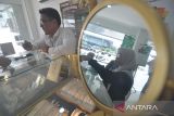 Pramuniaga melayani calon pembeli emas di Galeri 24 Pegadaian Kantor Cabang Bengkulu di Kota Bengkulu, Senin (2/6/2025). Harga emas Antam mengalami kenaikan jelang perayaan Idul Adha 1446 H dari semula Rp1.888.000 menjadi Rp1.905.000 per gram dengan harga jual kembali Rp1.749.000 per gram, sementara harga emas Galeri 24 berada diharga Rp1.897.000 per gram sedangkan harga jual kembali Rp1.762.000. ANTARA FOTO/Muhammad Izfaldi
