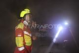 Relawan pemadam kebakaran bersiap melakukan pembasahan saat terjadinya kebakaran di Big Mall Samarinda, Kalimantan Timur, Selasa (3/6/2025) dini hari. Menurut keterangan dari Dinas Pemadam Kebakaran dan Penyelamatan (Disdamkar) Kota Samarinda, kobaran api pertama terjadi di lantai atrium yang kemudian asap memenuhi gedung mal dan hotel di area tersebut diduga kebakaran terjadi akibat konsleting listrik. Antara Kaltim/M Risyal Hidayat