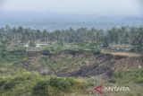Lahan pertanian yang tergerus akibat aktivitas tambang pasir di Desa Linggajati, Kecamatan Sukaratu, Kabupaten Tasikmalaya, Jawa Barat, Selasa (3/6/2025). Menurut warga sejak tahun 2009, Kampung Gerewong, Beubeura, hilang atau terusir dan pindah rumah akibat tergerus aktivitas galian tambang pasir di kaki Gunung Galunggung. ANTARA FOTO/Adeng Bustomi/agr