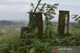 Puing bangunan yang tergerus akibat tambang pasir di Desa Linggajati, Kecamatan Sukaratu, Kabupaten Tasikmalaya, Jawa Barat, Selasa (3/6/2025). Menurut warga sejak tahun 2009, Kampung Gerewong, Beubeura, hilang atau terusir dan pindah rumah akibat tergerus aktivitas galian tambang pasir di kaki Gunung Galunggung. ANTARA FOTO/Adeng Bustomi/agr