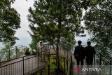 Wisatawan mengunjungi kawasan wisata alam Tebing Keraton, Ciburial, Kabupaten Bandung, Jawa Barat, Selasa (3/6/2025). Badan Pusat Statistik (BPS) Jawa Barat mencatat berdasarkan Mobile Positioning Data (MPD) sebanyak 22,52 juta perjalanan wisatawan nusantara yang berkunjung ke Jawa Barat sepanjang April 2025 atau meningkat 49,80 persen dibandingkan Maret 2025 dengan tujuan utama perjalanan yaitu Bogor, Depok, Bekasi, dan Bandung Raya. ANTARA FOTO/Raisan Al Farisi/agr