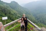 Wisatawan berfoto saat mengunjungi lokasi wisata alam Tebing Keraton, Ciburial, Kabupaten Bandung, Jawa Barat, Selasa (3/6/2025). Badan Pusat Statistik (BPS) Jawa Barat mencatat berdasarkan Mobile Positioning Data (MPD) sebanyak 22,52 juta perjalanan wisatawan nusantara yang berkunjung ke Jawa Barat sepanjang April 2025 atau meningkat 49,80 persen dibandingkan Maret 2025 dengan tujuan utama perjalanan yaitu Bogor, Depok, Bekasi, dan Bandung Raya. ANTARA FOTO/Raisan Al Farisi/agr