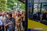 Menteri Perumahan dan Kawasan Permukiman (PKP) Maruarar Sirait (kedua kiri) bersama Wali Kota Bandung Muhammad Farhan (tengah) meninjau pelayanan publik di Kota Bandung, Jawa Barat, Selasa (3/6/2025). Dalam kunjungannya di Kota Bandung Menteri PKP meninjau pelayanan persetujuan bangunan bagi masyarakat berpenghasilan rendah serta meresmikan anjungan Smile Connected yang ditujukan untuk memudahkan akses masyarakat untuk perizinan. ANTARA FOTO/Raisan Al Farisi/agr