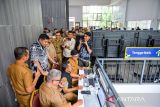 Menteri Perumahan dan Kawasan Permukiman (PKP) Maruarar Sirait (kedua kiri) bersama Wali Kota Bandung Muhammad Farhan (ketiga kiri) meninjau pelayanan publik di Bandung, Jawa Barat, Selasa (3/6/2025). Dalam kunjungannya di Kota Bandung Menteri PKP meninjau pelayanan persetujuan bangunan bagi masyarakat berpenghasilan rendah serta meresmikan anjungan Smile Connected yang ditujukan untuk memudahkan akses masyarakat untuk perizinan. ANTARA FOTO/Raisan Al Farisi/agr