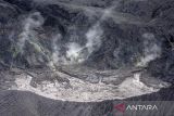 Asap putih mengepul dari permukaan Kawah Ratu Gunung Tangkuban Parahu di Kabupaten Subang, Jawa Barat, Selasa (3/6/2025). Berdasarkan pemantauan Badan Geologi Kementerian Energi dan Sumber Daya Mineral (ESDM) pada periode 30 Mei hingga 2 Juni 2025 tercatat adanya peningkatan aktivitas vulkanik Gunung Tangkuban Parahu berupa 21-37 kejadian gempa hembusan serta 134 kejadian gempa frekuensi rendah, sementara status aktivitas gunung tersebut masih berada pada Level I atau Normal. ANTARA FOTO/Abdan Syakura/agr