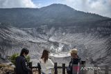 Wisatawan berada di dekat Kawah Ratu Gunung Tangkuban Parahu di Kabupaten Subang, Jawa Barat, Selasa (3/6/2025). Berdasarkan pemantauan Badan Geologi Kementerian Energi dan Sumber Daya Mineral (ESDM) pada periode 30 Mei hingga 2 Juni 2025 tercatat adanya peningkatan aktivitas vulkanik Gunung Tangkuban Parahu berupa 21-37 kejadian gempa hembusan serta 134 kejadian gempa frekuensi rendah, sementara status aktivitas gunung tersebut masih berada pada Level I atau Normal. ANTARA FOTO/Abdan Syakura/agr