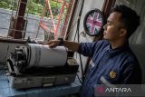 Petugas memeriksa grafik seismograf aktivitas Gunung Tangkuban Parahu di Pos Pemantauan Gunung Api Tangkuban Parahu di Kabupaten Bandung Barat, Jawa Barat, Selasa (3/6/2025). Berdasarkan pemantauan Badan Geologi Kementerian Energi dan Sumber Daya Mineral (ESDM) pada periode 30 Mei hingga 2 Juni 2025 tercatat adanya peningkatan aktivitas vulkanik Gunung Tangkuban Parahu berupa 21-37 kejadian gempa hembusan serta 134 kejadian gempa frekuensi rendah, sementara status aktivitas gunung tersebut masih berada pada Level I atau Normal. ANTARA FOTO/Abdan Syakura/agr