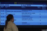 Penumpang kereta melintas di depan layar jadwal keberangkatan kereta api di Stasiun Malang, Jawa Timur, Selasa (3/6/2025). Pemerintah memberikan insentif ekonomi di sektor transportasi berupa diskon tiket kereta api sebesar 30 persen untuk periode JuniJuli 2025 dengan anggaran sebesar Rp0,3 triliun untuk melayani sekitar 2,8 juta penumpang. guna mendorong ekonomi domestik saat libur sekolah serta mengantisipasi tekanan ekonomi global. ANTARA Jatim/Ari Bowo Sucipto/mas.