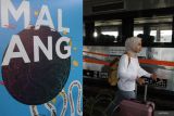 Penumpang kereta berjalan menuju ruang tunggu di Stasiun Malang, Jawa Timur, Selasa (3/6/2025). Pemerintah memberikan insentif ekonomi di sektor transportasi berupa diskon tiket kereta api sebesar 30 persen untuk periode JuniJuli 2025 dengan anggaran sebesar Rp0,3 triliun untuk melayani sekitar 2,8 juta penumpang. guna mendorong ekonomi domestik saat libur sekolah serta mengantisipasi tekanan ekonomi global. ANTARA Jatim/Ari Bowo Sucipto/mas.