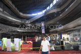 Anggota Polisi berdiri di depan area kebakaran di atrium Big Mall Samarinda, Kalimantan Timur, Rabu (4/6/2025). Menurut General Manager Big Mall Tumpal MP Silalahi, pascakebakaran mal terbesar di Samarinda pada Selasa (3/6) itu akan dibuka kembali seusai direnovasi dan dilakukan penyeldikan oleh Puslabfor Polri cabang Surabaya. Antara Kaltim/M Risyal Hidayat