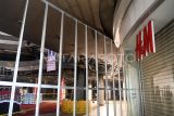 Suasana area atrium pascakebakaran di Big Mall Samarinda, Kalimantan Timur, Rabu (4/6/2025). Menurut General Manager Big Mall Tumpal MP Silalahi, pascakebakaran mal terbesar di Samarinda pada Selasa (3/6) itu akan dibuka kembali seusai direnovasi dan dilakukan penyeldikan oleh Puslabfor Polri cabang Surabaya. Antara Kaltim/M Risyal Hidayat