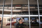 Seorang sekuriti berdiri di depan area kebakaran di atrium Big Mall Samarinda, Kalimantan Timur, Rabu (4/6/2025). Menurut General Manager Big Mall Tumpal MP Silalahi, pascakebakaran mal terbesar di Samarinda pada Selasa (3/6) itu akan dibuka kembali seusai direnovasi dan dilakukan penyeldikan oleh Puslabfor Polri cabang Surabaya. Antara Kaltim/M Risyal Hidayat