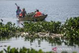 Relawan bersama warga mengangkut sampah menggunakan perahu di Sungai Citarum, Cihampelas, Kabupaten Bandung Barat, Jawa Barat, Rabu (4/6/2025). Kementerian Lingkungan Hidup, Kementerian Kehutanan, BPLDH dan Bening Saguling Foundation serta inisiatif FOLU Net Sink 2030 menggelar aksi bersih lingkungan Sungai Citarum dalam rangka memperingati Hari Lingkungan Hidup Sedunia 2025 sekaligus upaya mengedukasi masyarakat untuk lebih peduli terhadap kebersihan dan kesehatan ekologi sungai. ANTARA FOTO/Abdan Syakura/agr