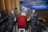 Direktur Personel Pusat Penerbangan TNl Angkatan Laut (Dirpers Puspenerbal) Kolonel Laut (P) Ma'arif (kiri) Komandan Pangkalan Udara TNI Angkatan Laut (Danlanudal) Juanda Kolonel Laut (P) Gugus Wahyu (kanan) mendonorkan darahnya di Gedung Brahmastra Lanudal Juanda Sidoarjo, Jawa Timur, Rabu (4/6/2025). Kegiatan donor darah dengan target 1069 kantong darah untuk seluruh jajaran Puspenerbal di Indonesia tersebut merupakan rangkaian HUT ke-69 Penerbangan TNI Angkatan Laut. Antara Jatim/Umarul Faruq