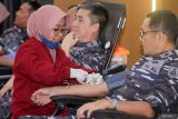 Direktur Personel Pusat Penerbangan TNl Angkatan Laut (Dirpers Puspenerbal) Kolonel Laut (P) Ma'arif (kiri) Komandan Pangkalan Udara TNI Angkatan Laut (Danlanudal) Juanda Kolonel Laut (P) Gugus Wahyu (kanan) mendonorkan darahnya di Gedung Brahmastra Lanudal Juanda Sidoarjo, Jawa Timur, Rabu (4/6/2025). Kegiatan donor darah dengan target 1069 kantong darah untuk seluruh jajaran Puspenerbal di Indonesia tersebut merupakan rangkaian HUT ke-69 Penerbangan TNI Angkatan Laut. Antara Jatim/Umarul Faruq