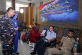 Komandan Puspenerbal Laksamana Muda TNI Bayu Alisyahbana (kiri) didampingi istri Dicca Mira Sandy (kedua kiri) meninjau pelaksanaan donor darah di Gedung Brahmastra Lanudal Juanda Sidoarjo, Jawa Timur, Rabu (4/6/2025). Kegiatan donor darah dengan target 1069 kantong darah untuk seluruh jajaran Puspenerbal di Indonesia tersebut merupakan rangkaian HUT ke-69 Penerbangan TNI Angkatan Laut. Antara Jatim/Umarul Faruq