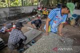 Pekerja menyelesaikan pembuatan meja dari sampah plastik di Bening Saguling Foundation, Cihampelas, Kabupaten Bandung Barat, Jawa Barat, Rabu (4/6/2025). Bening Saguling Foundation bekerja sama dengan River Recycle dan Waste4Change mengolah sampah plastik multilayer kemasan atau bernilai ekonomi rendah (low value) dari Sungai Citarum untuk dijadikan papan plastik (plastic board), partisi dinding dan beragam furnitur yang dijual dengan harga Rp250 ribu-Rp1,2 juta serta dipasarkan ke berbagai daerah di Indonesia. ANTARA FOTO/Abdan Syakura/agr
