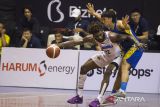 Pebasket Rajawali Medan Quintin Dove (kiri) berusaha melewati adangan pebasket Prawira Bandung Fhirdan Guntara (kanan) saat pertandingan IBL 2025 di C-Tra Prawira Arena, Bandung, Jawa Barat, Rabu (4/6/2025). Prawira Bandung berhasil mengalahkan tamunya Rajawali Medan dengan skor akhir 106-64. ANTARA FOTO/Novrian Arbi/agr

