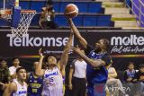 Pebasket Prawira Bandung De Vaughn Washington (kanan) berusaha melakukan lay up saat diadang pebasket Rajawali Medan Ebenezer Frans (kedua kanan) saat pertandingan IBL 2025 di C-Tra Prawira Arena, Bandung, Jawa Barat, Rabu (4/6/2025). Prawira Bandung berhasil mengalahkan tamunya Rajawali Medan dengan skor akhir 106-64. ANTARA FOTO/Novrian Arbi/agr
