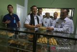 Wakil Menteri Imigrasi dan Pemasyarakatan, Silmy Karim (tengah) ) didampingi Pelaksana Harian (Plh) Kepala Kantor Wilayah Direktorat Jenderal Pemasyarakatan Aceh, Yusrizal (kanan) berjalan bersama saat mengunjungi Lembaga Pemasyarakatan (Lapas) Kelas IIA Banda Aceh, Aceh, Rabu (4/6/2025). Kunjungan Wakil Menteri Imigrasi dan Pemasyarakatan (Imipas) , Silmy Karim di Aceh itu meninjau kondisi Lapas dan Rumah Tahanan, meresmikan usaha produksi kue Warga Binaan dan mengunjungi Lembaga Pembinaan Khusus Anak (LPKA). ANTARA FOTO/Ampelsa.