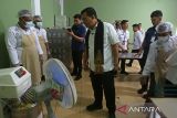 Wakil Menteri Imigrasi dan Pemasyarakatan, Silmy Karim (tengah) ) berbicara dengan warga binaan saat mengunjungi usaha kerajinan kue di Lembaga Pemasyarakatan (Lapas) Kelas IIA Banda Aceh, Aceh, Rabu (4/6/2025). Kunjungan Wakil Menteri Imigrasi dan Pemasyarakatan (Imipas) , Silmy Karim di Aceh itu meninjau kondisi Lapas dan Rumah Tahanan, meresmikan usaha produksi kue Warga Binaan dan mengunjungi Lembaga Pembinaan Khusus Anak (LPKA). ANTARA FOTO/Ampelsa.
