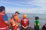Seorang pengunjung terseret ombak, tinggalkan pakaian di tepi Pantai Padang