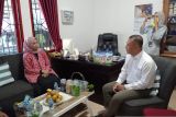 General Manager PLN UIW Babel, Dini Sulistyawati  saat berbincang dengan Kepala Biro LKBN Antara Babel Joko Susilo di Kantor Perum LKBN Antara Babel pada Rabu (4/6) . Kunjungan ini salain dalam rangka mempererat silaturahmi juga untuk meningkatkan sinergitas dalam penyebaran informasi kepada masyarakat di Negeri Serumpun Sebalai. (Antara/Rustam) 