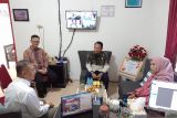 General Manager PLN UIW Babel, Dini Sulistyawati  bersama Senior Manager Keuangan, Komunikasi dan Umum Anton Wahyu ( kiri) dan Manager Aset Properti Komunikasi dan Umum  Muhammad Patriansyah (kedua kiri) saat silaturahmi ke Kantor Berita Antara Babel, Rabu (4/6) dan disambut langsung  oleh Kepala Biro LKBN Antara Babel Joko Susilo (baju putih) . Kunjungan ini salain dalam rangka mempererat silaturahmi juga untuk meningkatkan sinergitas dalam penyebaran informasi kepada masyarakat di Negeri Serumpun Sebalai. (Antara/Rustam) 